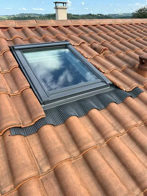 Chantier remplacement d'une fenêtre de toit marque VELUX 1 Chantier remplacement d'une fenêtre de toit marque VELUX