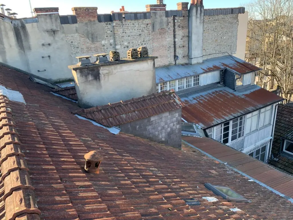 Travaux de toiture rue Henri Faisans avec intervention sur la couverture et amélioration de l’étanchéité