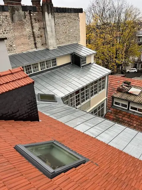 Travaux de toiture — Rue Henri Faisans - Immeuble classé Bâtiment de France 2 Travaux de toiture rue Henri Faisans avec intervention sur la couverture et amélioration de l’étanchéité