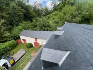 Réfection d’une toiture en ardoise naturelle à Saint-Faust avec renforcement de charpente traditionnelle sur maison béarnaise.
